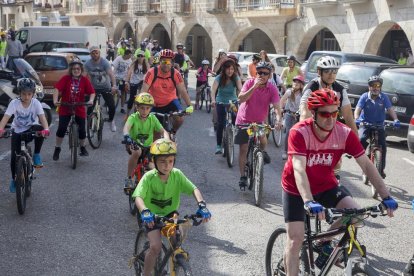 Paso por Bellpuig de los más de 400 ciclistas participantes en la pedalada. 