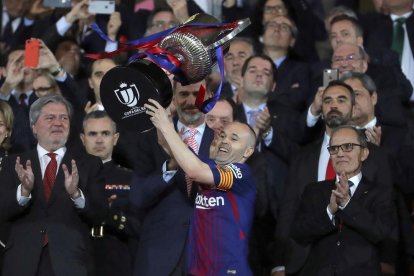 El capità del Barça, Andrés Iniesta, aixecant la copa a la final de la Copa del Rei.