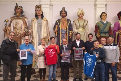 Els organitzadors i participants van posar ahir al costat dels Gegants de Lleida.