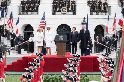 Macron y Trump con sus esposas en Washington en el desfile que tuvo lugar ayer.