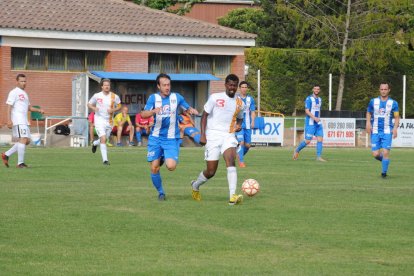 Un jugador del Butsènit, pressionat per un del Torregrossa. 