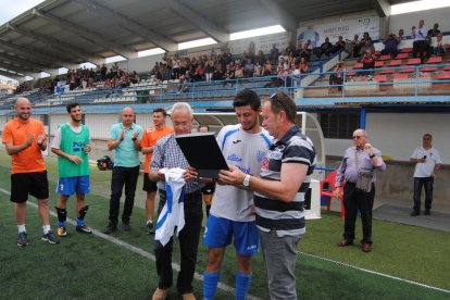 Sergi Prats rep una placa commemorativa i l’homenatge del club, dels companys i de l’afició.