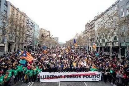 Una manifestació independentista recorre el centre de Barcelona contra la detenció de Puigdemont