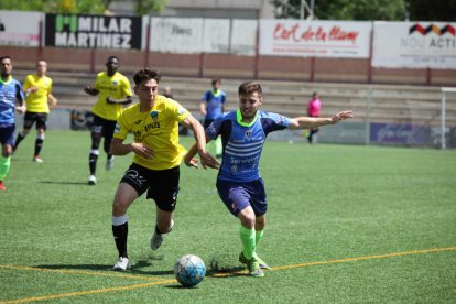 Un jugador del Lleida B pelea por un balón con un rival, ayer.