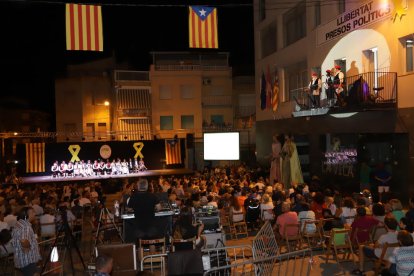 La plaça de l’Església d’Alcarràs va acollir ahir la proclamació de pubilles i hereus i el pregó.