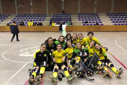 Les jugadores del Vila-sana celebren sobre la pista la classificació per a la Copa.