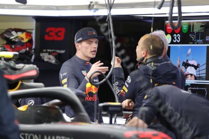 Verstappen, ayer en el box de Red Bull.