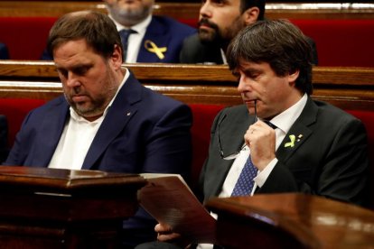 Oriol Junqueras i Carles Puigdemont en una imatge d'arxiu al Parlament de Catalunya.