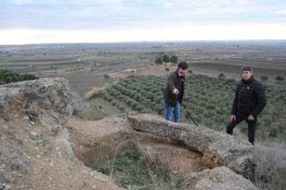 Els alcaldes de Puigverd, Josep Solsona, i de Torregrossa, Josep Maria Puig, assenyalen una trinxera.