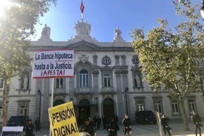 Concentració al Suprem per protestar per la sentència que carrega al client aquest impost.