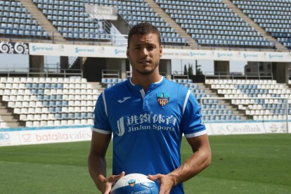 Tano Bonnín pentina la pilota perquè la rebi Pedro Martín i anoti el gol de l’empat.