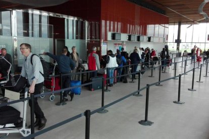 Pasajeros del vuelo que ha salido a las 13.00 horas.