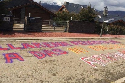 Arran hace una pintada ante la casa del juez Llarena en Das acusándolo de 