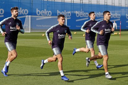 Piqué, Coutinho y Luis Suárez, durante el entrenamiento de ayer en la Ciutat Esportiva.