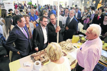 El vicepresident de la Generalitat va visitar ahir la Fira de Sant Miquel.