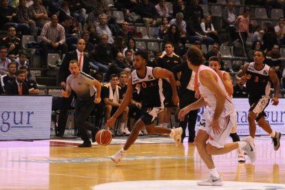 El australiano Obi Kyei conduce un contragolpe después de robar el balón a Urko Otegui, jugador del Palencia.