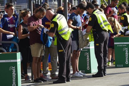 Agents de seguretat fan controls a les entrades de l’estadi blaugrana.