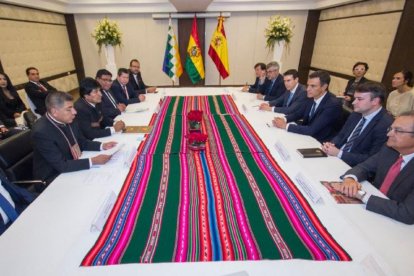 Fotografia de la reunió entre Evo Morales i Pedro Sánchez.