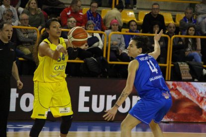 Caitlyn Ramirez intenta una passada davant de la pressió defensiva de la internacional espanyola Laura Nicholls.