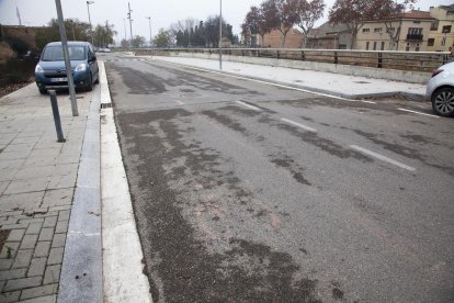 Restes de la senyalització esborrada del carril bici al carrer Joan Tous de Tàrrega.