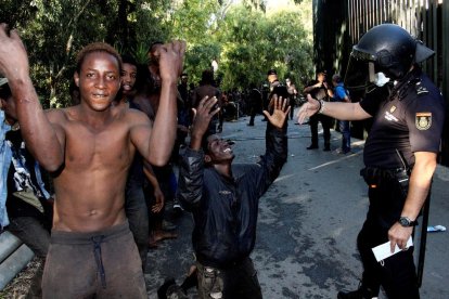 Migrants subsaharians celebrant la seua entrada a Ceuta, ahir.