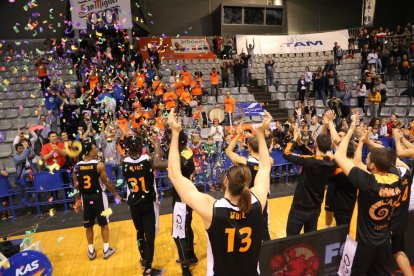 Los jugadores festejaron la victoria con la Penya Jove Cambra.