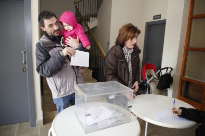 Veïnes de la població dipositant el vot en la consulta popular celebrada ahir a Sunyer.