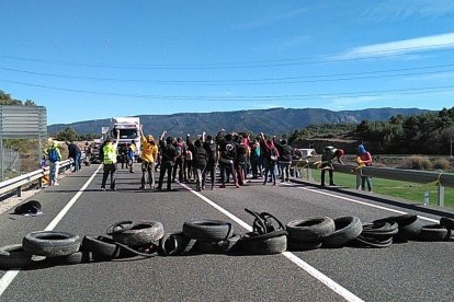 Els CDR de la Conca de Barberà tallen l'N-240 a Vimbodí.