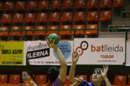 Maria Mayol i Lucía Pasaman, en un moment del partit.