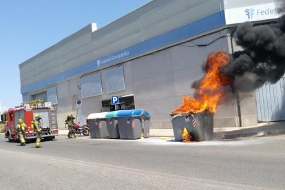 Un incendio calcina un contenedor en la calle Alcalde Porqueres