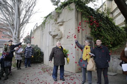 El acto junto a la escultura del poeta en el Canyeret comenzó con una lluvia de pétalos de rosas.