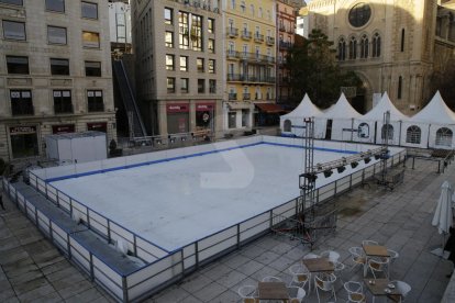 Instalada la pista de hielo de Lleida