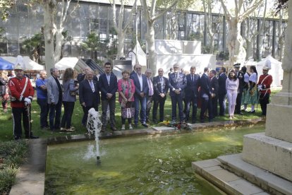 La corporació municipal va dipositar un ram de flors davant de l’estàtua de l’alcalde Fuster.