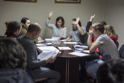 Ple per aprovar els pressupostos - Els pressupostos es van aprovar dimecres, en una sala de plens plena de públic, amb els vots del govern del PDeCAT (a la foto), mentre que ERC, a l’oposició, hi va votar en contra.