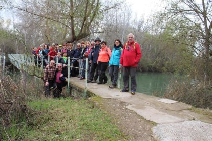 Foto de grup a la Mitjana, abans d'entrar Lleida, final de la ruta del Segre del camí de Santiago, que comença a Llívia.