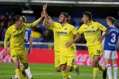 Víctor Ruiz celebra el primer gol del Vila-real en el partit.