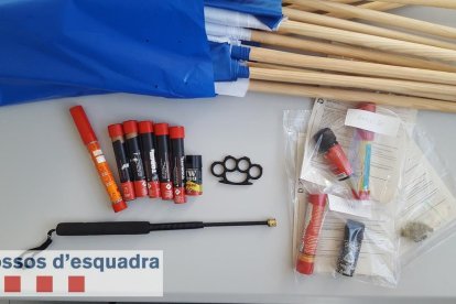 Una de les imatges que van fer públiques ahir els Mossos amb material confiscat.