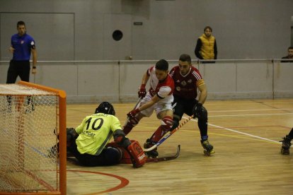 Ricard Casals intenta parar un llançament d’un jugador del Shum.