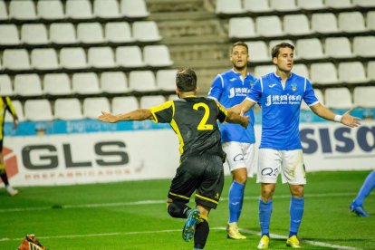 Un jugador del Hércules celebra el gol ante la desolación de los del Lleida.