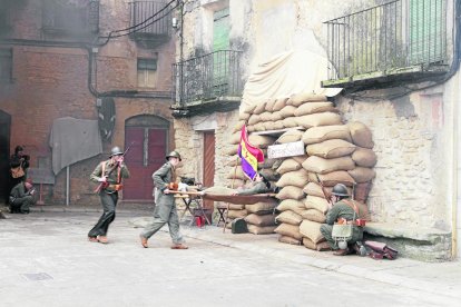 Soldats acompanyen els ferits al ‘post de sanitat’.