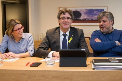 Carles Puigdemont, amb la directora de campanya, Elsa Artadi, i el diputat Albert Batet.