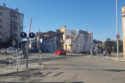 Imagen de archivo de un paso a nivel de la línea de La Pobla en Balaguer.