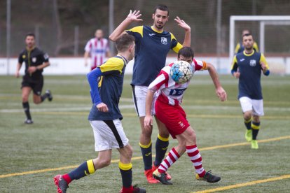 El capitán del Valls tratando de rematar el balón ante la presión de dos jugadores del Borges, ayer durante el partido.