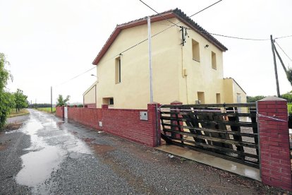 Los propietarios de la vivienda han colocado unas maderas donde estaba la puerta de hierro.