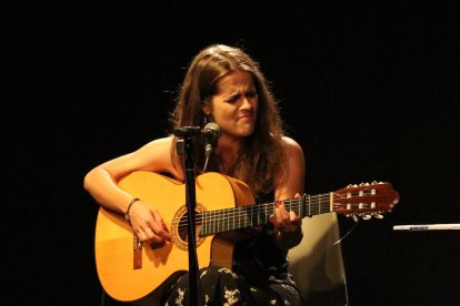 Meritxell Gené també va cantar en la presentació del poemari.