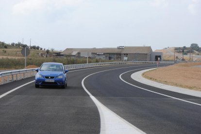 Uno de los primeros vehículos que ayer ya circulaban por la nueva variante de la C-12 en Balaguer. 