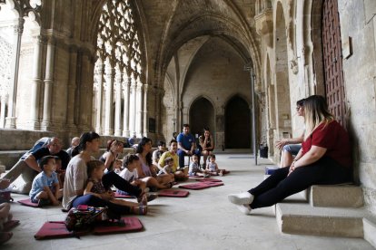 Momento de la lectura de cuentos, a cargo de trabajadores del consorcio, en el claustro de La Seu.