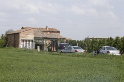 Una torre okupada en la partida de Grenyana que fue usada como taller ilegal y ahora como desguace.