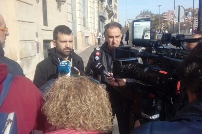 La Crida-CUP entrega la placa del carrer Alcalde Sangenís a l'arxiu de la Paeria