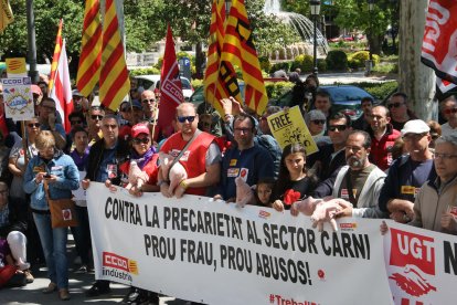 Protesta de CCOO el 1 de mayo en Lleida contra las llamadas falsas cooperativas.